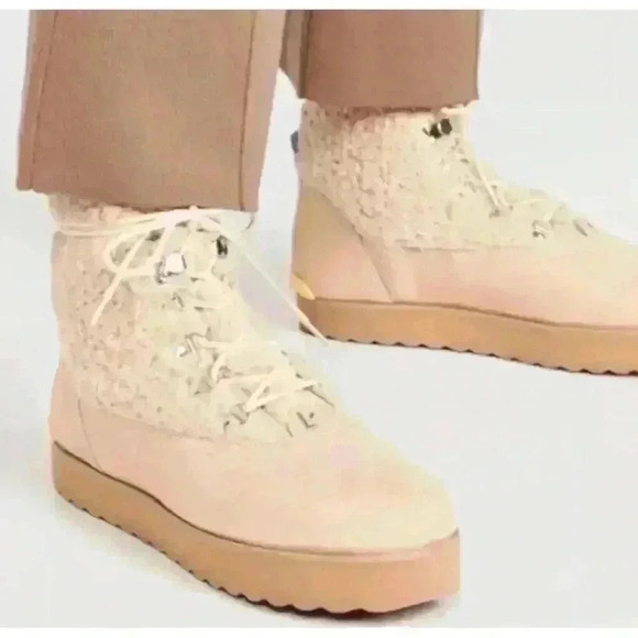 NEW Larroude Vail waterproof‎ Boot in Sand & Cream size 5 $415.00 - Picture 1 of 9